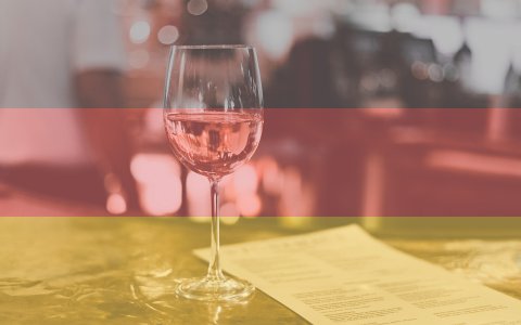 Německo; Německo je hlavně zemí bílého vína. Místní klimatické podmínky nabízejí velmi chladné prostředí, což dává vzniknout velmi jemným a charakterním vínům. Na jeho území začali pěstovat révu již před dvěma tisíciletími Římané.